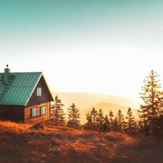 Romantic Airbnb overlooking a valley in Washington State